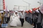 北京新机场建设者举办集体婚礼 - Bbn.Com.Cn