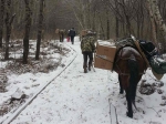 顶风冒雪赴海坨建站 - 气象局