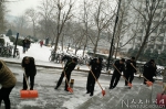 后勤集团全力做好校园扫雪除冰工作 - 人民大学