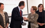 图2：韦伯斯特大学校长伊丽莎白博士与洪磊总领事互赠礼物 - 语言大学