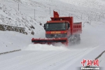 西藏阿里部分地区突降大雪武警交通部队抢通道路 - News.Cntv.Cn