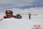 西藏阿里部分地区突降大雪 武警交通部队抢通道路 - News.Cntv.Cn