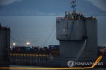 3月22日晚，在全罗南道珍岛郡东巨次岛海域，韩国海洋水产部正进行世越号船体试捞作业。（图片来源：韩联社） - News.Cntv.Cn