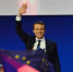 "根据法国内政部23日晚公布的部分计票结果，在刚刚结束的法国总统选举第一轮投票中，中间派独立候选人、“前进”运动领导人艾曼努尔·马克龙以23.11%的得票率居第一位，极右翼候选人、国民阵线主席马丽娜·勒庞以23.08%居第二位。两人将进入第二轮对决，争夺下一届法国总统宝座。马克龙当晚在巴黎举行的庆祝集会上表示，他领导的政治运动“在一年时间内就改变了法国的政治面貌”。图为马克龙在庆祝集会上。<a - News.Cntv.Cn