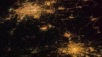 图为北京（左上）和天津（右下）夜晚灯光照片。 - News.Cntv.Cn