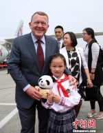 丹麦首相拉斯穆森访川喂大熊猫推介丹麦旅游 - News.Cntv.Cn