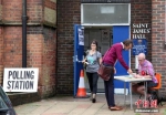 图为2016年6月23日，选民在伦敦的一个投票站参加“脱欧”公投投票。 - News.Cntv.Cn
