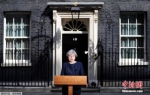 4月18日，特蕾莎·梅在首相官邸前发表声明，宣布在6月8日提前大选。 - News.Cntv.Cn
