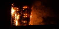 当地时间6月14日凌晨，伦敦西部一栋20余层的公寓大楼发生大火，火势猛烈，几乎蔓延到了所有楼层。约200名消防员和40辆消防车前往灭火。图为整幢大楼火势汹涌。 - News.Cntv.Cn