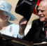当地时间6月17日，英国伦敦举行盛大皇家阅兵仪式，庆祝英女王伊丽莎白二世91岁的官方生日。图为菲利普亲王挥帽致意。 - News.Cntv.Cn