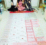 三名女大学生毕业照走红朋友圈 奖状铺满地板(图) - News.Cntv.Cn