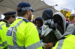 伦敦男子疑被警方殴打致死 200民众四处纵火抗议 - News.Cntv.Cn