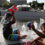 当地时间2017年7月6日，美国加州洛杉矶，儿童在喷泉戏水解暑。 - News.Cntv.Cn