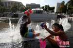 当地时间2017年7月6日，美国加州洛杉矶，儿童在喷泉戏水解暑。 - News.Cntv.Cn