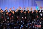 日本自民党第84届大会3月5日在东京举行，正式决定将其党章中原先规定的“最多2届6年”的总裁任期，改为“最多3届9年”。藉此，现任日本首相安倍晋三，得以在明年秋季其任期届满后，连续第三次参选自民党总裁，从而打开其孜孜以求的长期执政之门。  - News.Cntv.Cn