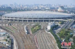 6月26日，由上海虹桥站始发的G124次“复兴号”高铁列车准时抵达北京南站。中新社记者 崔楠 摄 - News.Cntv.Cn