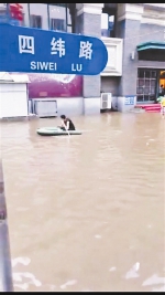 丹东雨后积水 市民划船出行 - News.Cntv.Cn