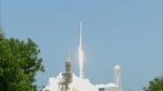 美国肯尼迪航天中心8月14日成功发射“猎鹰9号”火箭，首次将超级电脑送入外太空。（图片来源：法新社） - News.Cntv.Cn