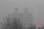 雾霾笼罩中的天津，一处高楼宛若空中楼阁。 中新社记者 张道正 摄 - News.Cntv.Cn