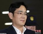 资料图：当地时间2月22日，韩国三星电子副会长李在镕被押往位于首尔的特检组办公室接受问讯。 - News.Cntv.Cn
