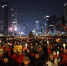 资料图片：韩国民众举行烛光集会示威。 - News.Cntv.Cn