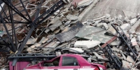 图为墨西哥城一辆出租车被倒塌的建筑压扁。 - News.Cntv.Cn