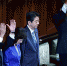 当地时间2017年9月28日，日本首相安倍晋三宣布解散众议院后，多名内阁成员举手欢呼。 - News.Cntv.Cn