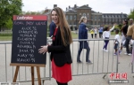 当地时间2015年5月4日，英国伦敦，肯辛顿宫。英国王室肯辛顿宫发表声明，威廉王子夫妇为小公主取名夏洛特·伊丽莎白·黛安娜。英国人将尊称她为剑桥夏洛特公主殿下。 - News.Cntv.Cn