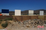 当地时间2017年10月12日，墨西哥提华纳，从美墨边境墨西哥一侧拍摄到的边境墙样品。特朗普2017年1月25日签署行政命令，宣布在美墨边境线上筑墙，以阻挡非法移民和犯罪人员越境从事非法活动。 - News.Cntv.Cn