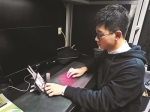 大学生营造"黑科技宿舍":遥控垃圾桶、投影键盘 - News.Cntv.Cn