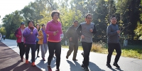 中国人民大学举办“庆祝十九大 健康大步走” 教职工秋季健步走活动 - 人民大学