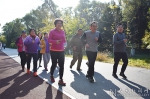 中国人民大学举办“庆祝十九大 健康大步走” 教职工秋季健步走活动 - 人民大学