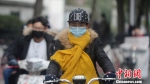 冷空气造访江苏气温骤降 民众出行“穿衣盖被” - News.Cntv.Cn