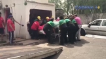 阿根廷490公斤女子患病无法出门 消防员破墙抬出 - News.Cntv.Cn