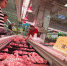 资料图：山西太原，民众在超市购买猪肉。　张云 摄 - News.Cntv.Cn
