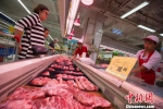 资料图：山西太原，民众在超市购买猪肉。　张云 摄 - News.Cntv.Cn