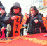 北京民俗博物馆在门前广场举办小年送春联活动——市民们排队请春联 - 文化局
