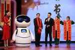 中国楹联学会副会长肖良平和机器人小度现场PK对春联。 - News.Cntv.Cn