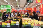 资料图：民众在超市选购水果。 - News.Cntv.Cn