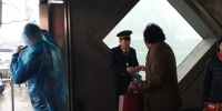 京港地铁车站工作人员及时为需要的乘客发放一次性雨衣 - News.Cntv.Cn