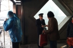 京港地铁车站工作人员及时为需要的乘客发放一次性雨衣 - News.Cntv.Cn