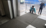 京港地铁车站工作人员在出入口铺设防滑垫 - News.Cntv.Cn
