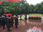 陆军军医大学官兵祭奠革命先烈传承红色基因 - News.Cntv.Cn