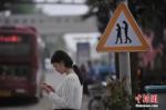 泰国常见低头族 医生警告：手机成瘾或导致肥胖 - News.Cntv.Cn