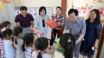 校工会为幼儿园小朋友送节日祝福 - 农业大学