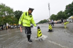 北京暴雨致育知东路轻轨桥下积水
交警提示雨天驾车注意安全 - 公安局公安交通管理局
